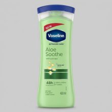 لوسیون بدن وازلین مدل Aloe Soothe حجم 400 میلی‌لیتر، آبرسان قوی، حاوی عصاره آلوئه ورا و ویتامین E، فاقد چربی، جذب سریع، مرطوب‌کننده پوست‌های نرمال تا خشک، با ماندگاری 48 ساعت و رایحه دلپذیر